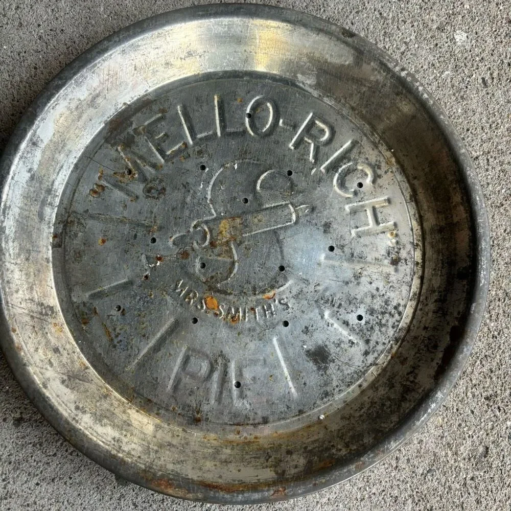 2 Mrs. Smiths Mello-Rich Metal Baking Tin Pans
